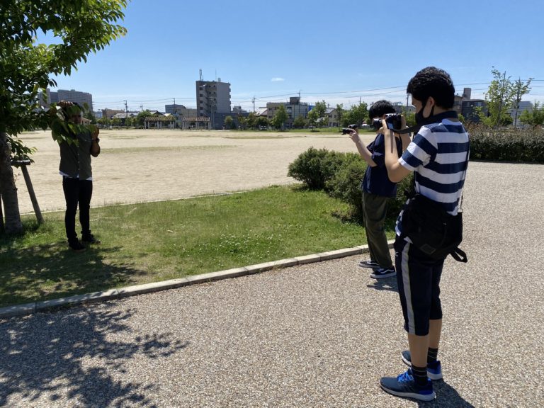 屋外で撮影