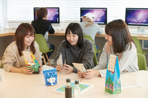 お菓子のパッケージをデザイン