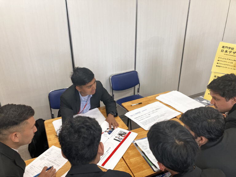 進学希望の留学生に母国語で学校のことを説明!!