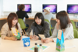 お菓子のパッケージデザイン